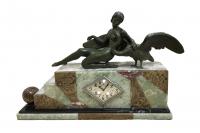 Часы каминные в стиле Ар Деко «Леда и лебедь». Франция, Париж, 1920-1930-е гг. Бронза (клеймо bronze), литье, полихромное крашение. Оникс, мрамор, полировка.