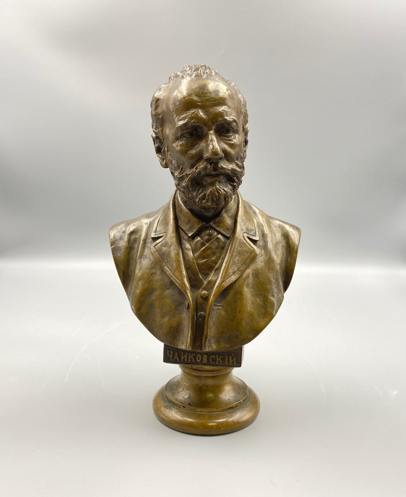 Бюст "П. И. Чайковский". Россия, Санкт-Петербург, автор модели Р. Р. Бах, отливка фабрики К. Ф. Верфель, модель 1888 г., отливка 1888 - 1893 гг. Бронза, литье, патина. 123 (1).jpg