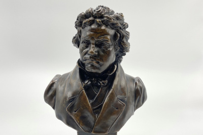 Бюст композитора «Людвиг ван Бетховен».Германия, автор модели Waldemar Uhlmann (1840-1896), отливка бронзолитейной фабрики Oscar Gladenbeck, последняя треть 19 века. Бронза, литьё, патина