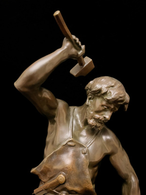 Скульптура «Кузнец» Франция, конец 19 века, автор Emile Louis Picault (1833-1915).