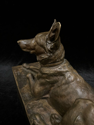 Скульптура «Лежащая собака».  Франция, автор модели Charles Paillet (1871-1937), 1900-е гг. Бронза, литье, патинирование.