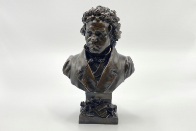 Бюст композитора «Людвиг ван Бетховен».Германия, автор модели Waldemar Uhlmann (1840-1896), отливка бронзолитейной фабрики Oscar Gladenbeck, последняя треть 19 века. Бронза, литьё, патина