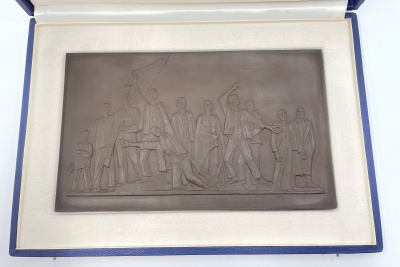 Плакетка "Мемориальный памятник узникам Бухенвальда" по модели скульптора Ф. Кремера. Германия, Meissen, 1958 г. Фарфор.