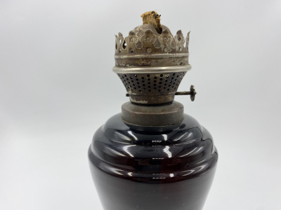Лaмпа кeрoсиновaя аметистовoго cтеклa. Pоссия, 1890-e годы. Стeклo aмeтиcтовое, литьe, метaлл, фитиль.