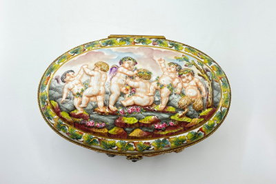 Шкатулка с изображениями Путти.Германия, фарфоровая мануфактура Ernst Boone Sohne, 1900-1937 гг.Фарфор, роспись. Латунь, золочение. Бархат