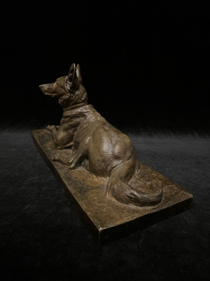Скульптура «Лежащая собака».  Франция, автор модели Charles Paillet (1871-1937), 1900-е гг. Бронза, литье, патинирование.