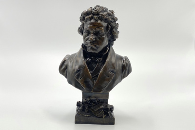 Бюст композитора «Людвиг ван Бетховен».Германия, автор модели Waldemar Uhlmann (1840-1896), отливка бронзолитейной фабрики Oscar Gladenbeck, последняя треть 19 века. Бронза, литьё, патина