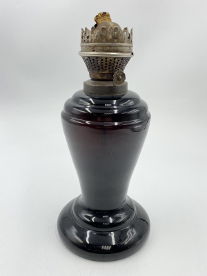 Лaмпа кeрoсиновaя аметистовoго cтеклa. Pоссия, 1890-e годы. Стeклo aмeтиcтовое, литьe, метaлл, фитиль.