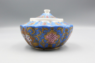 Сахарница с цветочной росписью. Россия, фабрика Сафронова, 1820-1840-е гг. Фарфор, роспись.