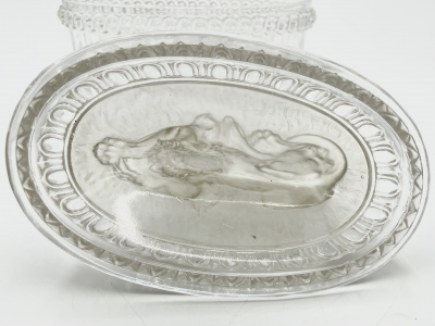 Шкатулка с крышкой, декорированная фигурой лежащего льва.  Франция, 1840-1860-е гг.  Стекло прозрачное, матовое, литье, резьба.