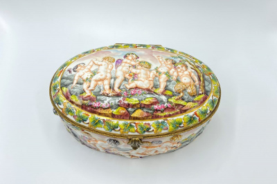 Шкатулка с изображениями Путти.Германия, фарфоровая мануфактура Ernst Boone Sohne, 1900-1937 гг.Фарфор, роспись. Латунь, золочение. Бархат