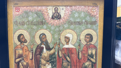 Икона Избранные святые (Пр. Илия, муч. Параскева Пятница, муч. Флор и Лавр) в молении образу Богоматери Знамение.   Центральная Россия или ярославское Поволжье, конец 17 - первая четверть 18 века. Дерево.