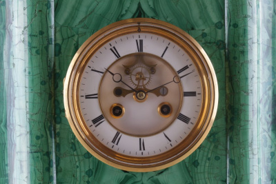 Часы декорированные малахитом в технике "русская мозаика". Россия, 1850-1860-е гг. 