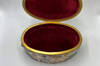 Шкатулка с изображениями Путти.Германия, фарфоровая мануфактура Ernst Boone Sohne, 1900-1937 гг.Фарфор, роспись. Латунь, золочение. Бархат