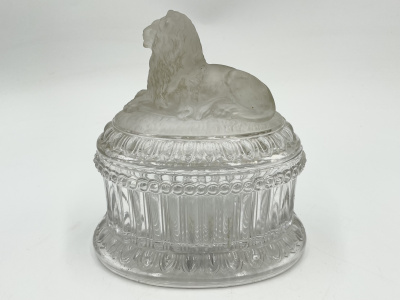 Шкатулка с крышкой, декорированная фигурой лежащего льва.  Франция, 1840-1860-е гг.  Стекло прозрачное, матовое, литье, резьба.