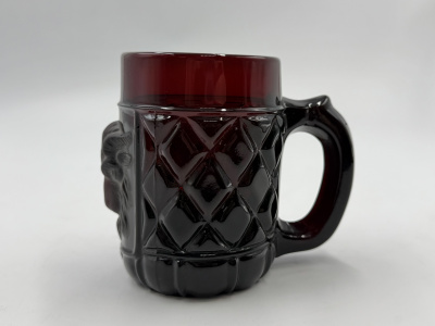 Кружка с маскароном козла.  Португалия, 1920-1940-е гг.   Аметистовое прессованное стекло. 