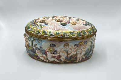 Шкатулка с изображениями Путти.Германия, фарфоровая мануфактура Ernst Boone Sohne, 1900-1937 гг.Фарфор, роспись. Латунь, золочение. Бархат
