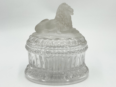 Шкатулка с крышкой, декорированная фигурой лежащего льва.  Франция, 1840-1860-е гг.  Стекло прозрачное, матовое, литье, резьба.