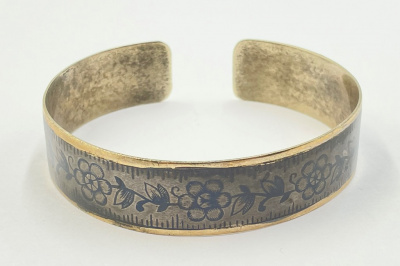 Браслет с флоральным черневым узором. СССР, Велико-Устюгская фабрика северная чернь, 1960-1970-е гг.  Серебро 875 пробы, чернь, золочение.