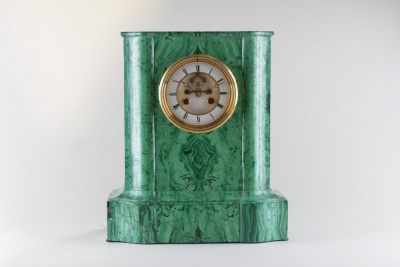 Часы декорированные малахитом в технике "русская мозаика". Россия, 1850-1860-е гг. 