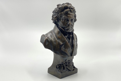 Бюст композитора «Людвиг ван Бетховен».Германия, автор модели Waldemar Uhlmann (1840-1896), отливка бронзолитейной фабрики Oscar Gladenbeck, последняя треть 19 века. Бронза, литьё, патина