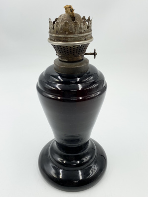 Лaмпа кeрoсиновaя аметистовoго cтеклa. Pоссия, 1890-e годы. Стeклo aмeтиcтовое, литьe, метaлл, фитиль.