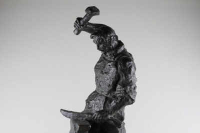 Скульптура "Кузнец". Хорватия, Загреб, Ваня Радау (Vanja Radaus), сер. 20 в. Бронза, дерево.