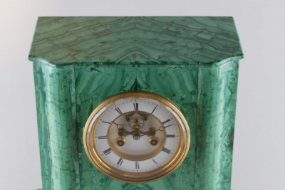 Часы декорированные малахитом в технике "русская мозаика". Россия, 1850-1860-е гг. 