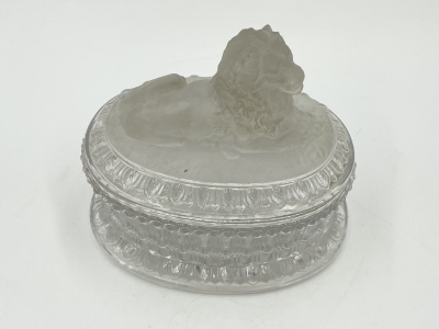 Шкатулка с крышкой, декорированная фигурой лежащего льва.  Франция, 1840-1860-е гг.  Стекло прозрачное, матовое, литье, резьба.