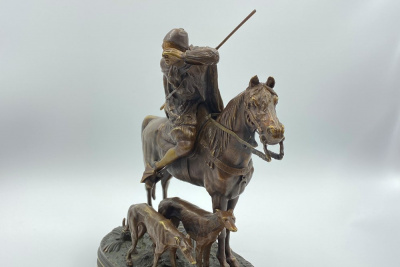 Скульптура «Охотник с собаками». Франция, Париж, A. Dubucand, конец 19 века. Бронза, литьё, полихромная патина.