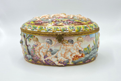 Шкатулка с изображениями Путти.Германия, фарфоровая мануфактура Ernst Boone Sohne, 1900-1937 гг.Фарфор, роспись. Латунь, золочение. Бархат