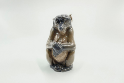 Статуэтка «Обезьяна». Дания, Королевская мануфактура, 1920-1950-е гг. Фарфор, роспись.