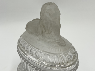 Шкатулка с крышкой, декорированная фигурой лежащего льва.  Франция, 1840-1860-е гг.  Стекло прозрачное, матовое, литье, резьба.