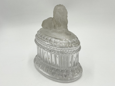 Шкатулка с крышкой, декорированная фигурой лежащего льва.  Франция, 1840-1860-е гг.  Стекло прозрачное, матовое, литье, резьба.