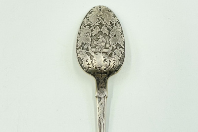 Ложка «Медведь и собака». Россия, Великий Устюг, мастер М. И. Кошков, 1856-1886 гг. Серебро 84 пробы, чернь, гравировка, золочение.