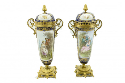 Парные вазы - кубки с крышками в стиле Севр. Франция,рубеж 19-20 века. Фарфор, роспись. Бронза, латунь, золочение.