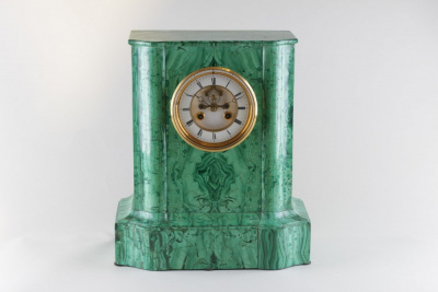 Часы декорированные малахитом в технике "русская мозаика". Россия, 1850-1860-е гг. 