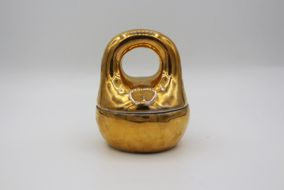 Шкатулка/масленка "Гиря". Россия, М.С. Кузнецов в Твери, 1870-1880-е гг. Фарфор, роспись золотом.
