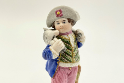 Статуэтка «Пастушок с овцой». Россия, фарфоровый завод А. Попова, 2 половина 19 века. Бисквитный фарфор, роспись.