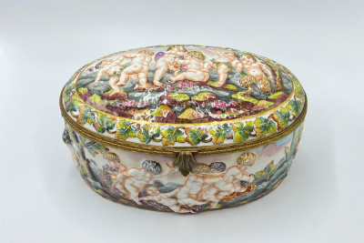 Шкатулка с изображениями Путти.Германия, фарфоровая мануфактура Ernst Boone Sohne, 1900-1937 гг.Фарфор, роспись. Латунь, золочение. Бархат