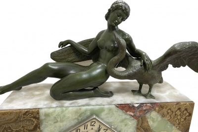 Часы каминные в стиле Ар Деко «Леда и лебедь». Франция, Париж, 1920-1930-е гг. Бронза (клеймо bronze), литье, полихромное крашение. Оникс, мрамор, полировка.