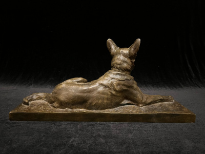 Скульптура «Лежащая собака».  Франция, автор модели Charles Paillet (1871-1937), 1900-е гг. Бронза, литье, патинирование.