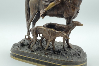 Скульптура «Охотник с собаками». Франция, Париж, A. Dubucand, конец 19 века. Бронза, литьё, полихромная патина.