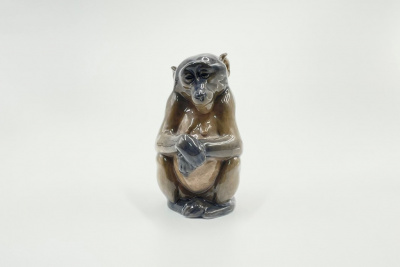 Статуэтка «Обезьяна». Дания, Королевская мануфактура, 1920-1950-е гг. Фарфор, роспись.