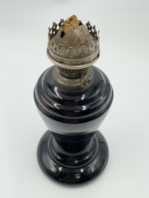 Лaмпа кeрoсиновaя аметистовoго cтеклa. Pоссия, 1890-e годы. Стeклo aмeтиcтовое, литьe, метaлл, фитиль.
