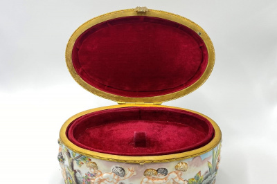 Шкатулка с изображениями Путти.Германия, фарфоровая мануфактура Ernst Boone Sohne, 1900-1937 гг.Фарфор, роспись. Латунь, золочение. Бархат