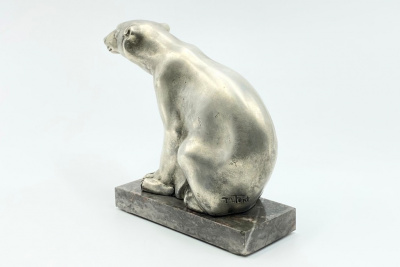 Скульптура «Полярный белый медведь». Франция, M. Font, 1920-1930-е гг. Шпиатр, камень.